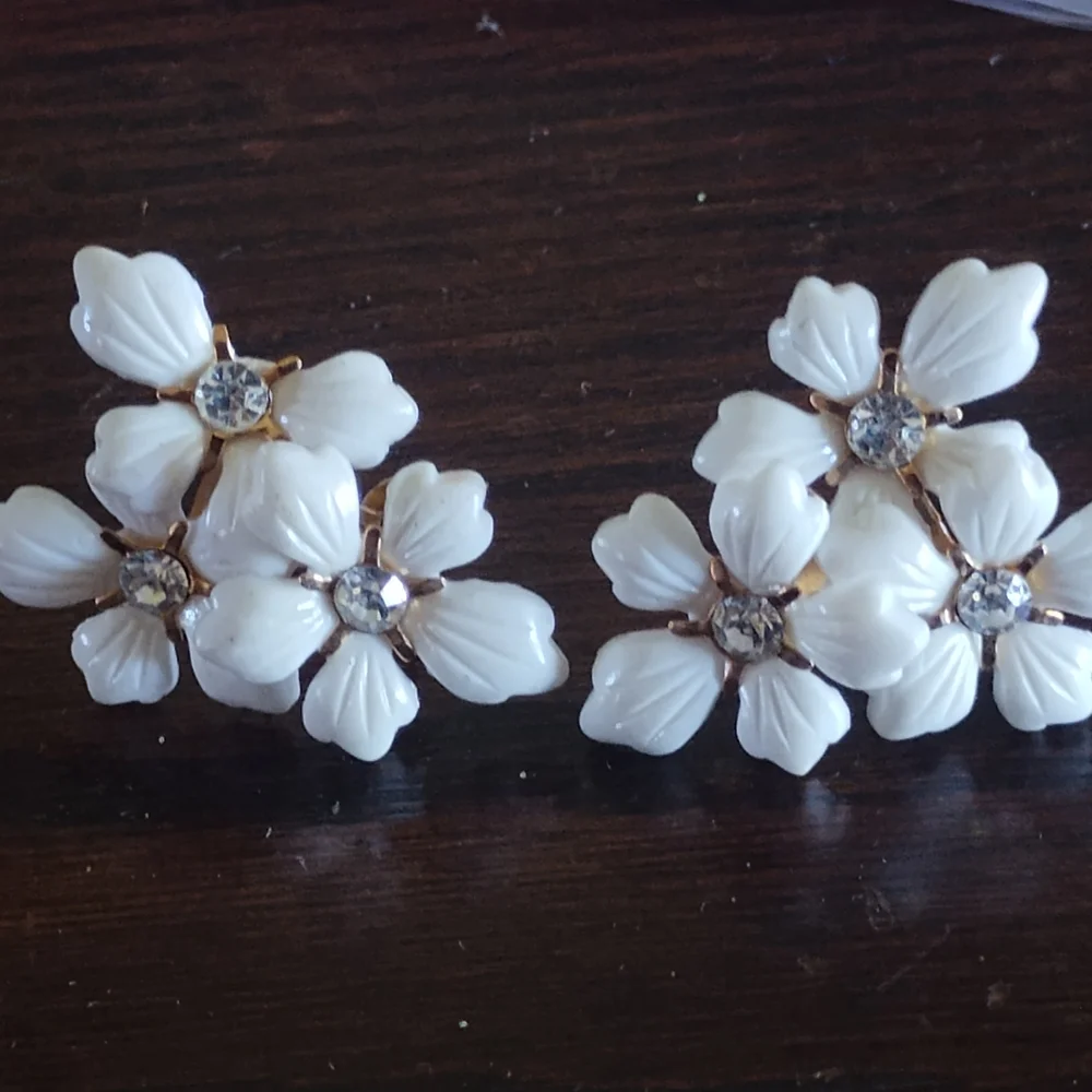 Vintage Gold Tone‎ White Celluloid Flower Rhinestone Dangle Screw Back Earrings